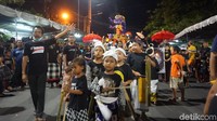 Dengan mantap mereka membawa obor dan berbaris rapi di depan ikon ogoh-ogoh banjar mereka.