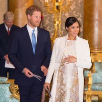 Meghan Markle yang tengah menantikan kelahiran anak pertamanya di bulan April, memakai coat putih dari Amanda Wakeley untuk menutupi gaun brokat metalik di dalamnya. Foto: Dok. Getty Images