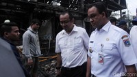 Anies melihat puing-puing bangunan yang terbakar.