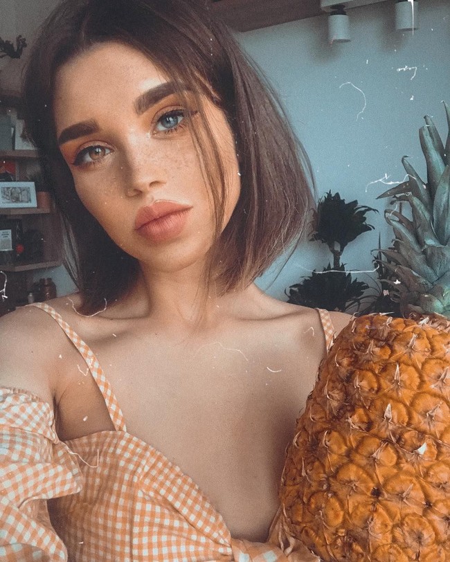 Sejumlah orang lahir dengan dua warna mata. Wanita cantik ini adalah salah satunya. Warna biru dan cokelat muda pada matanya pun sama-sama menawan. Instagram: @septembrenell