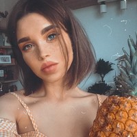 Sejumlah orang lahir dengan dua warna mata. Wanita cantik ini adalah salah satunya. Warna biru dan cokelat muda pada matanya pun sama-sama menawan. Instagram: @septembrenell