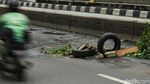 Awas! Jalan Berlubang di Gunung Sahari Ini Cuma Ditandai Ban Bekas