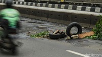 Kondisi jalan berlubang yang cukup banyak di sebagian Jalan Gunung Sahari, Jakarta, membuat warga berinisiatif menandai jalan itu dengan ban bekas agar para pengendara berhati-hati saat melintasi jalan tersebut.