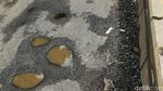 Awas! Jalan Berlubang di Gunung Sahari Ini Cuma Ditandai Ban Bekas