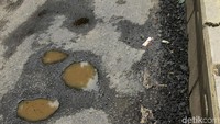 Musim hujan yang mulai sering mengguyur wilayah Ibukota membuat jalan berlubang semakin banyak dan apabila tergenang tertutup air, lubang itu tak terlihat. Tak sedikit pengendara yang menjadi korban karena tidak hati-hati saat berkendara dan tak menyadari keberadaan lubang tersebut.