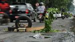 Awas! Jalan Berlubang di Gunung Sahari Ini Cuma Ditandai Ban Bekas