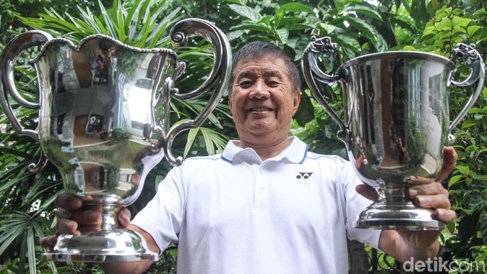 Rudy Hartono bersama dua trofi penanda tiga gelar juara beruntun yang pertama dan kedua. (Rifkianto Nugroho/detikSport) Rudy Hartono bersama dua trofi penanda tiga gelar juara beruntun yang pertama dan kedua. (Rifkianto Nugroho/detikSport)