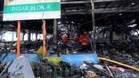 Sebanyak 18 unit pemadam kebakaran dikerahkan untuk memadamkan si jago merah.