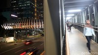 Warga melintas di JPO yang dibangun menggunakan dana koefisien luas bangunan (KLB) tersebut.