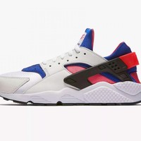 Nike Air Huarache debut di tahun 1991 sebagai inovasi terbaru untuk sepatu lari. Sepatu tampil dengan bagian dalam neoprene untuk menambah kenyamanan. Nama dan desain sepatu terinspirasi dari sandal huarache orang Meksiko. Foto: Nike