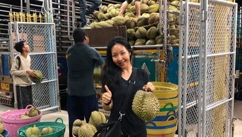 Dia adalah Karnista wanita berusia 26 tahun. Ia sedang sedang viral di dunia maya lantaran sang ayah, Arnon Rodthong, petani durian terkaya di provinsi Chumphon, Thailand selatan, mencarikan suami untuk dirinya lewat Facebook. (Foto: Facebook)