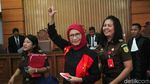 Lagi Ratna Sarumpaet Salam 2 Jari di Sidang Eksepsi