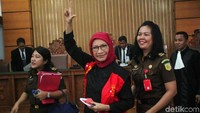 Ratna Sarumpaet melakukan salam dua jari saat menjalani sidang di PN Jakarta Selatan, Pasar Minggu, Rabu (6/4/2018).
