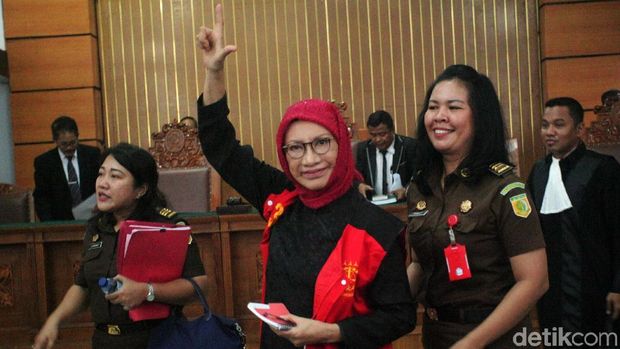 Ratna Sarumpaet Salam 2 Jari di Sidang Eksepsi /