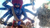 Sebenarnya tangan Vira Bhadra ada sekitar dua ratusan. Semua tangannya memegang senjata. Di saat organ tubuh ogoh-ogoh sudah sempurna, kemudian dilakukan suatu ritual yang disebut Melaspas atau pengisian roh. (Harianto/detikTravel)