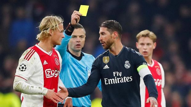 Sergio Ramos dikartu kuning usai melanggar Dolberg di leg pertama.