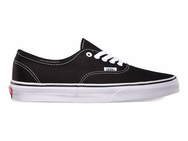 Vans Authentic tampaknya wajib ada dalam koleksi pecinta brand ini. Sneakers ini pertamakalinya ditemukan tahun 1966 oleh Paul dan James Van Doren. Sepatu yang awalnya dijual hanya 12 pasang itu kini menjadi favorit para pemain skateboard dari seluruh dunia, dan memiliki ratusan pilihan warna. Foto: Vans