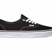 Vans Authentic tampaknya wajib ada dalam koleksi pecinta brand ini. Sneakers ini pertamakalinya ditemukan tahun 1966 oleh Paul dan James Van Doren. Sepatu yang awalnya dijual hanya 12 pasang itu kini menjadi favorit para pemain skateboard dari seluruh dunia, dan memiliki ratusan pilihan warna. Foto: Vans