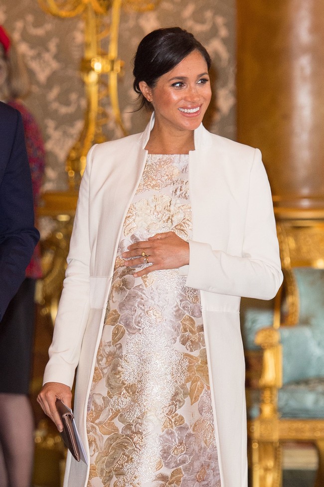 Kedua Duchess tampil dengan gaya rambut andalan. Meghan dengan sanggul updo, sementara Kate memperlihatkan teknik blow yang sempurna. Foto: Dok. Getty Images