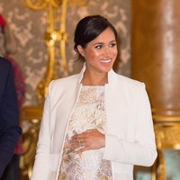 Kedua Duchess tampil dengan gaya rambut andalan. Meghan dengan sanggul updo, sementara Kate memperlihatkan teknik blow yang sempurna. Foto: Dok. Getty Images