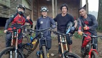 Aktivitas sepeda downhill bersama teman-teman dengan melewati medan yang menantang di Orchid Forest Cikole, Bandung (My Trip My Adventure)