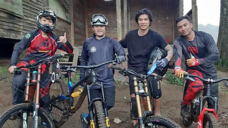 Aksi sepeda downhill di Cikole (My Trip My Adventure) Aksi sepeda downhill di Cikole (My Trip My Adventure)