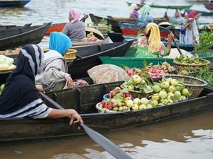 Di Banjarmasin, Orang Belanja ke Pasar Harus Pakai Perahu