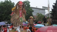 Para warga tumpah di sepanjang jalan untuk menyaksikan pawai.