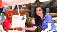 Livy banyak berbaur dengan warga. Ia pun tak sungkan blusukan ke pasar agar mendapat perhatian dari warga di dapilnya. Foto: instagram @livyandriany