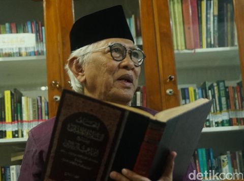 KH Mustofa Bisri (Gus Mus)