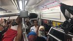 Desak-desakan! Potret Jokowi Pulang Kerja Naik KRL