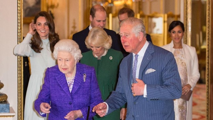 LONDON, ENGLAND - MARCH 5: Catherine, Duchess of Cambridge, Camilla, Duchess of Cornwall, Prince William, Duke of Cambridge, Prince Harry, Duke of Sussex, Queen Elizabeth II, Prince Charles, Prince of Wales and Meghan, Duchess of Sussex attend a reception to mark the fiftieth anniversary of the investiture of the Prince of Wales at Buckingham Palace on March 5, 2019 in London, England. (Photo by Dominic Lipinski - WPA Pool/Getty Images)
