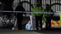 Polisi melakukan investigasi di stasiun kereta Waterloo. REUTERS/Peter Nicholls.