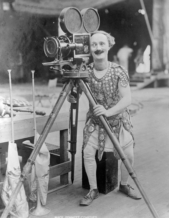 Ben Turpin adalah salah satu selebriti pertama yang membeli asuransi untuk bagian tubuhnya. Bintang film bisu tersebut mengasuransikan matanya sebesar USD 25,000 atau sekitar Rp 353 juta, untuk jaga-jaga kalau mata juling yang menjadi ciri khas nya tiba-tiba menjadi normal. Foto: Getty Images