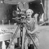 Ben Turpin adalah salah satu selebriti pertama yang membeli asuransi untuk bagian tubuhnya. Bintang film bisu tersebut mengasuransikan matanya sebesar USD 25,000 atau sekitar Rp 353 juta, untuk jaga-jaga kalau mata juling yang menjadi ciri khas nya tiba-tiba menjadi normal. Foto: Getty Images