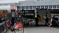 Kepolisian metropolitan mengatakan unit komando antiterorisme sedang menyelidiki alat peledak tersebut yang diduga ketiganya saling terkait. REUTERS/Peter Nicholls.