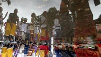 Sejumlah anak-anak mengarak ogoh-ogoh mini saat pawai di Jalan Raya Ditbekang, Cibinong, Bogor, Jawa Barat, Rabu (6/3/2019). Antara Foto/Yulius Satria Wijaya.