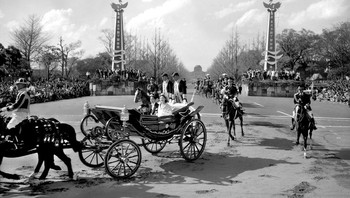 Salah satu area di Jepang pada tahun 1959 yang menjadi area parade pernikahan pangeran AKihito dan putri Michiko. Foto: Vintages