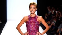Sebagai mantan model pakaian dalam Victoria Secret yang melegenda, Heidi Klum disebut mengasuransikan kaki super jenjangnya masing-masing sejuta dolar AS atau setara dengan 14 miliar rupiah. Foto: Getty Images