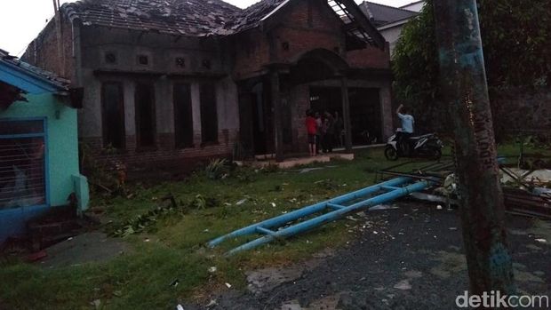 Puting Beliung Mengamuk di Probolinggo, Satu Orang Tewas