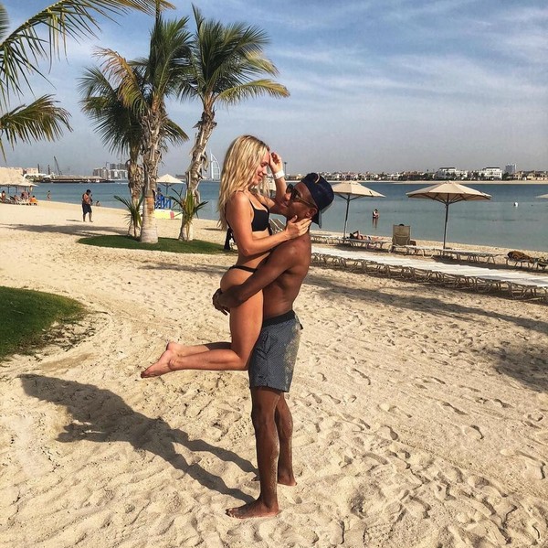 Baik David Neres maupun Kara Winona tak malu-malu mengunggah kemesraan di Instagram. Buktinya foto ini, saat mereka liburan ke Dubai bulan November lalu. (Instagram/@davidneres) Baik David Neres maupun Kara Winona tak malu-malu mengunggah kemesraan di Instagram. Buktinya foto ini, saat mereka liburan ke Dubai bulan November lalu. (Instagram/@davidneres)