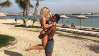 Baik David Neres maupun Kara Winona tak malu-malu mengunggah kemesraan di Instagram. Buktinya foto ini, saat mereka liburan ke Dubai bulan November lalu. (Instagram/@davidneres)