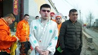 Mewakili roh-roh, para pemain egrang dianggap membawa keberuntungan. Selama berabad-abad mereka hadir di setiap acara besar bangsa China, dariTahun Baru hingga pemakaman (Natalie Thomas/CNN Travel)  