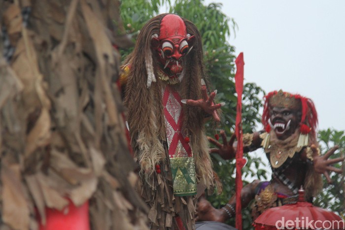 Semarak menyambut Hari Raya Nyepi dilakukan dengan pawai Ogoh-ogoh. Pawai dilakukan di Pura Agung Wira Satya Bhuana, Gambir.