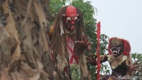 Pawai ogoh-ogoh diarak ke sekeliling pura.