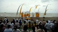 Umat Hindu berkumpul di pinggir pantai Utara, Tegal, Jawa Tengah, untuk menyelenggarakan upacara Melasti sebagai lambang penyucian diri jelang Hari Raya Nyepi Tahun Saka 1941. Antara Foto/Oky Lukmansyah.