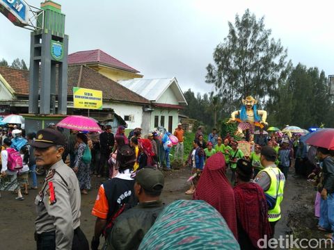 Warga Lereng Bromo Arak Puluhan Ogoh-ogoh Jelang Nyepi