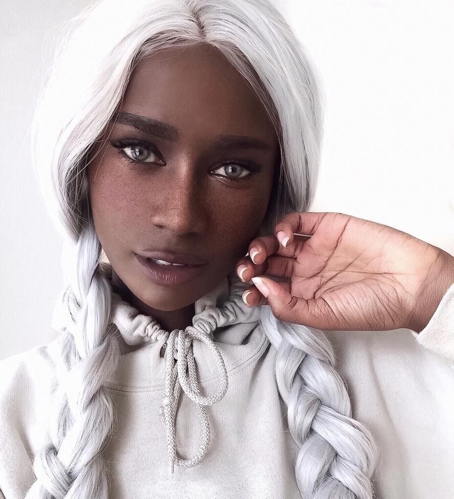 Banyak brand menjual kontak lensa berwarna abu-abu. Namun Anda mungkin belum pernah melihat orang bermata abu-abu di dunia nyata. Pemilik akun Instagram @melvnin ini adalah salah satu pemilik warna mata langka tersebut. Instagram: @melvnin