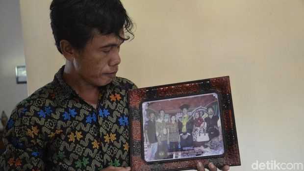 Menpora Imam Sampaikan Santunan dan Pimpin Tahlil Untuk Ramon Setyo  