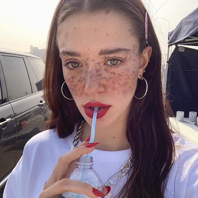 Banyak orang memiliki warna mata cokelat muda. Namun dengan bintik-bintik di wajahnya, warna mata indah model bernama Maeva Giani Marshall ini terlihat semakin menawan. Instagram: @maevamarshall